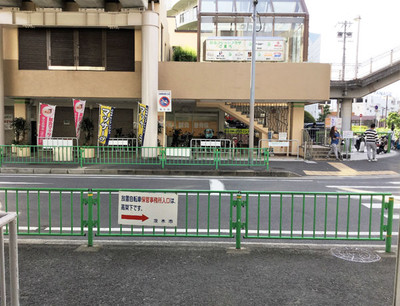降りたらすぐ右へ。