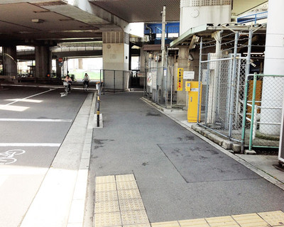 高架下を通り抜けます。