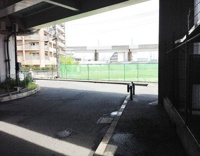 抜けたら左へ、直進。