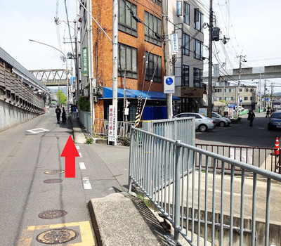 Y字に分かれますが、そのまま直進して交差点へ。