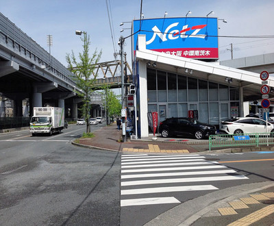「若草町」交差点を渡って右へ、しばらく直進。