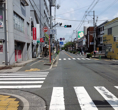 「小川町南」交差点を直進して渡り、10mほどで左手に当院があります。