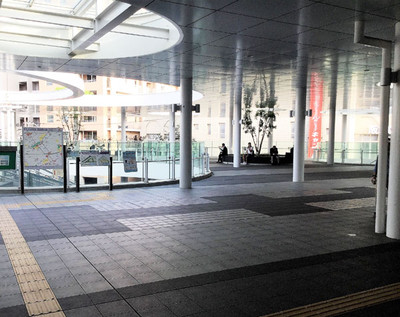 東口に出て右へ曲がり、エスカレーターへ。