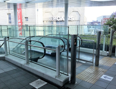 OASISが正面に見える所のエスカレーターで下へ。