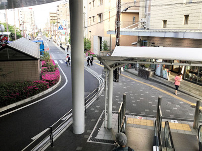 降りたら直進して、一つ目の信号へ。