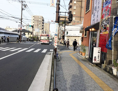 「西中条町北」交差点の横断歩道を渡ってすぐ右へ、しばらく直進。