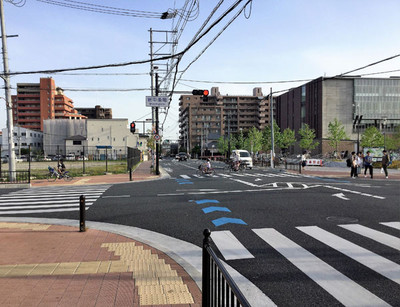 立命館大学が見える「新中条町」交差点を渡ってすぐ左へ、直進。