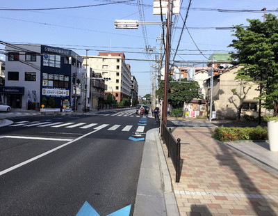 「小川町」交差点を渡らずに右へ、直進。