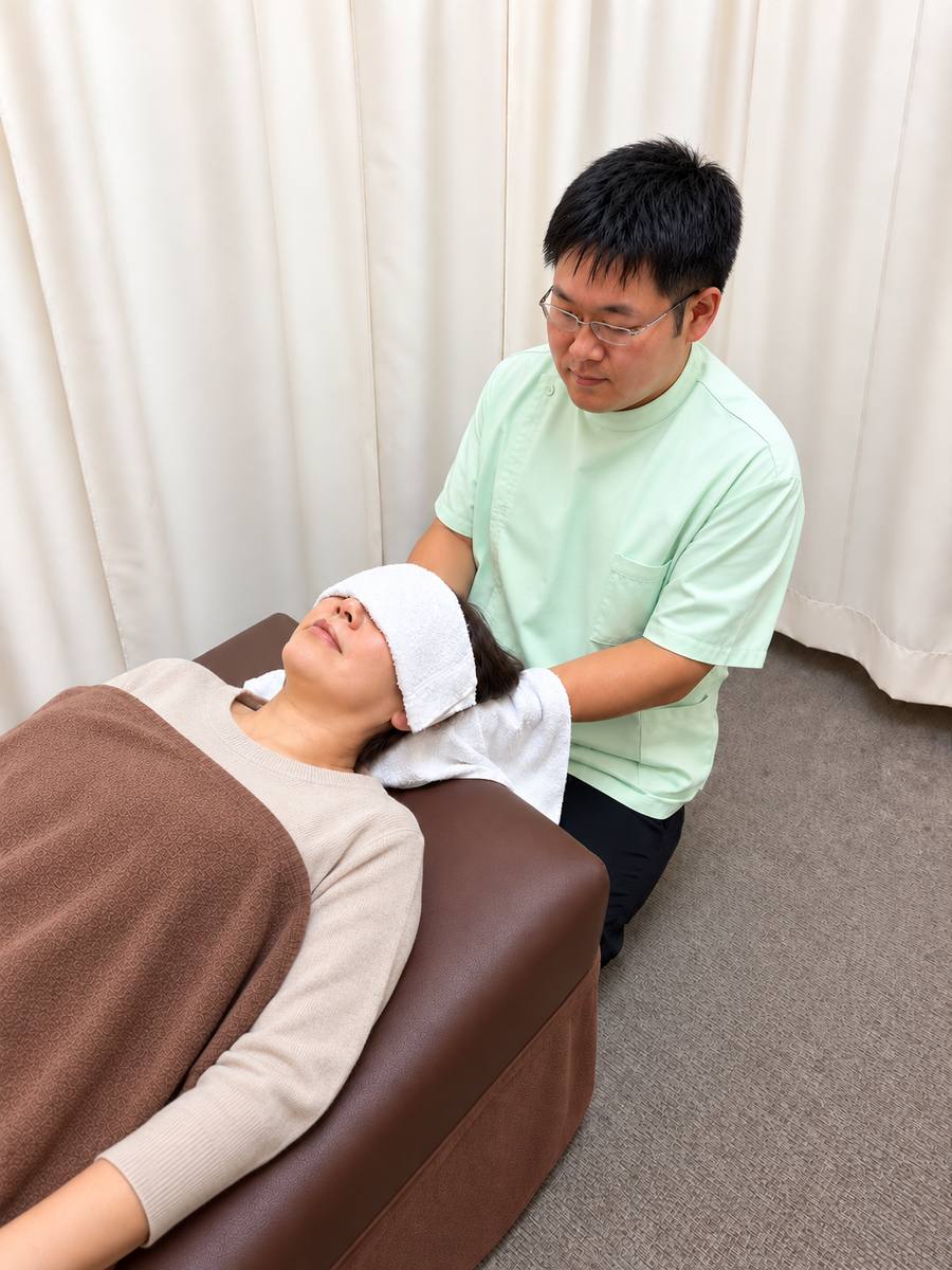 肩・首への施術の様子
